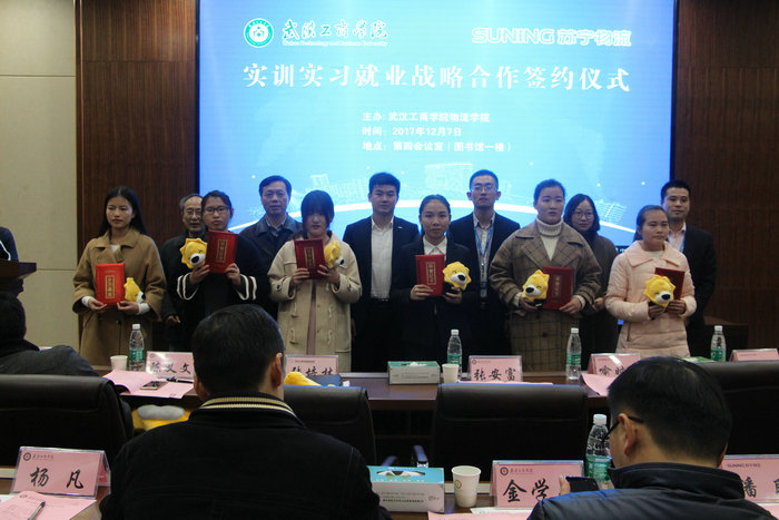 pg电子官方网站和苏宁集团领导为参与企业课程实训优秀学生颁奖 摄影：关翘楚_副本.JPG